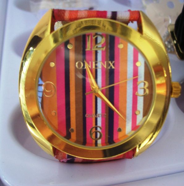 Relógio feminino pulseira Dourada e listras